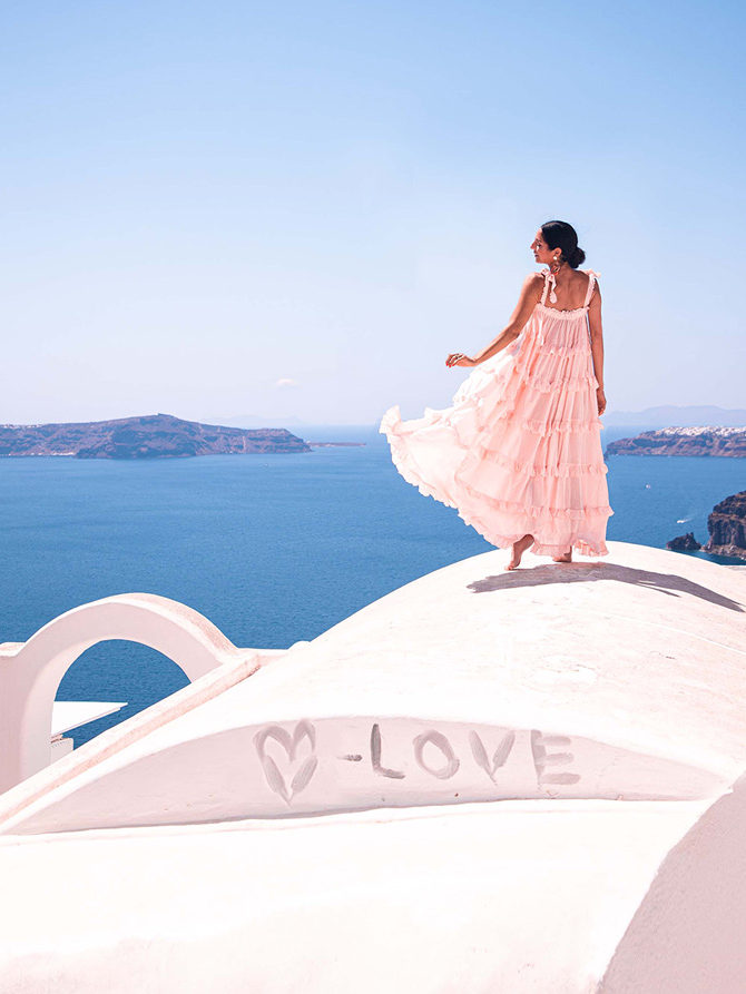 A beautiful Instagram photo spot in Santorini, with Anna Myrha from travel to a Fairytale