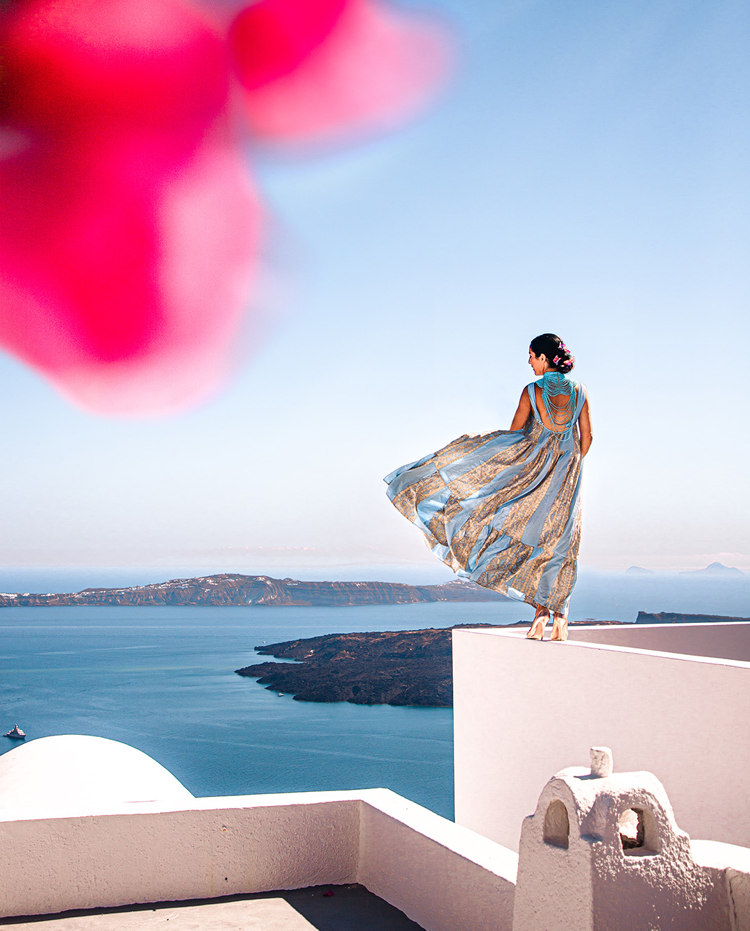 Imerovigli in Greece, with Anna Myrha from Travel to a fairytale travel Blog, Greece. For The Ultimate Santorini Photo Guide blog post