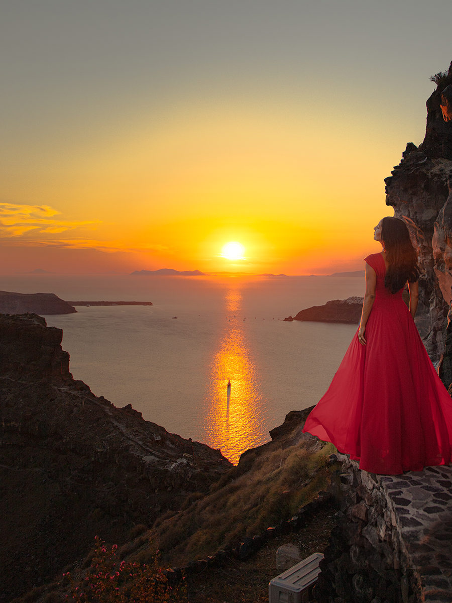 The famous Santorini Sunset at Honeymoon Petra Villas in Imerovigli. One of the best Instagram spots to take photos in Santorini. By Anna Myrha, from Travel to afairytale