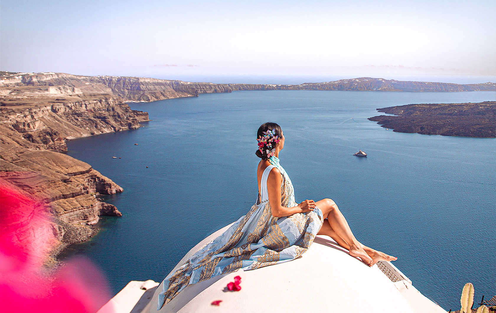 A rooftop at Imerovigli in Santorini, with an amazing vie. Anna Myrha by Trave to a Fairytale travel blog