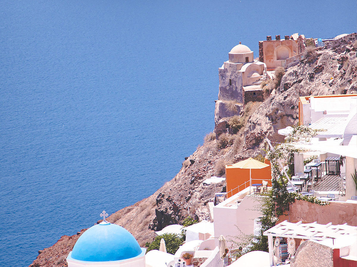 Oia in Santorini Greece, a view of the caldera of Oia, by Anna Myrha, Travel to a fairytale,  Part of The Ultimate Santorini photo blog post at Travel to a Fairytale