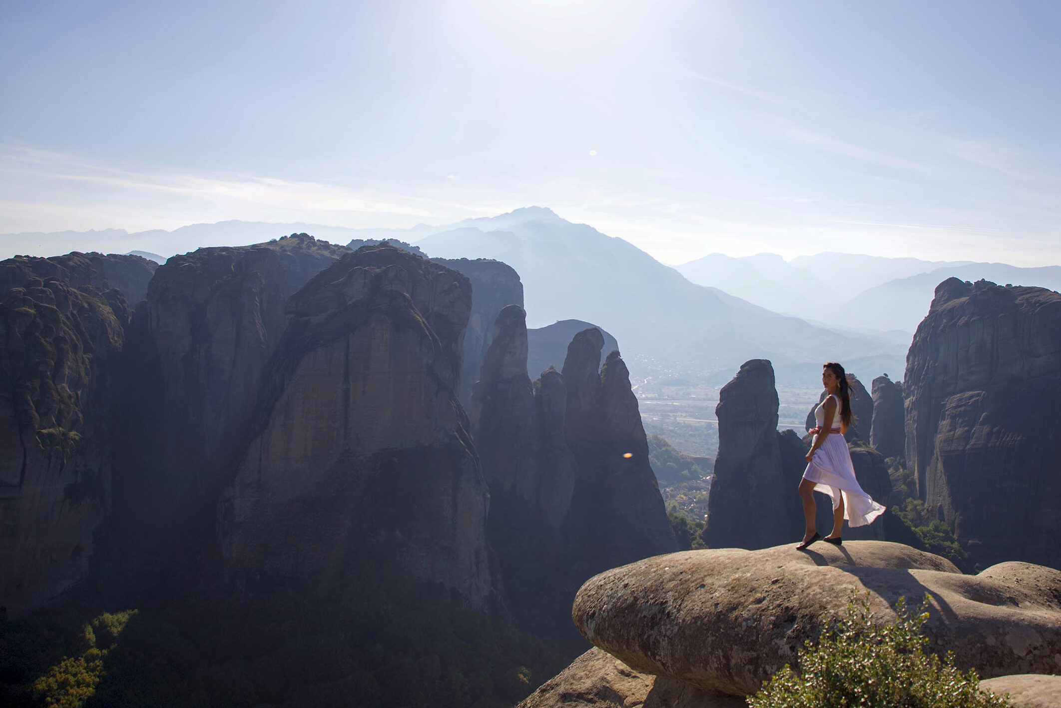 xMesmerized by the breathtaking views from above Rousanou Monastery. From dawn to sunset, this iconic spot offers a stunning panorama of Meteora’s cliffs and monasteries.